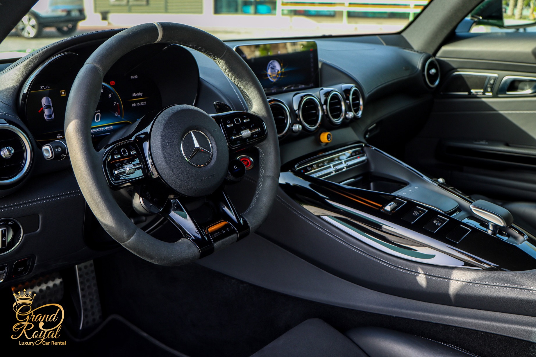 арендовать Mercedes AMG GTR Pro  в Дубае
