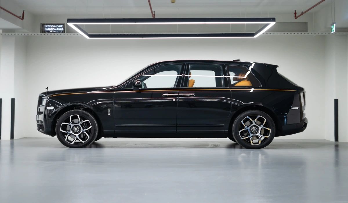 hire Rolls Royce Cullinan  in dubai
