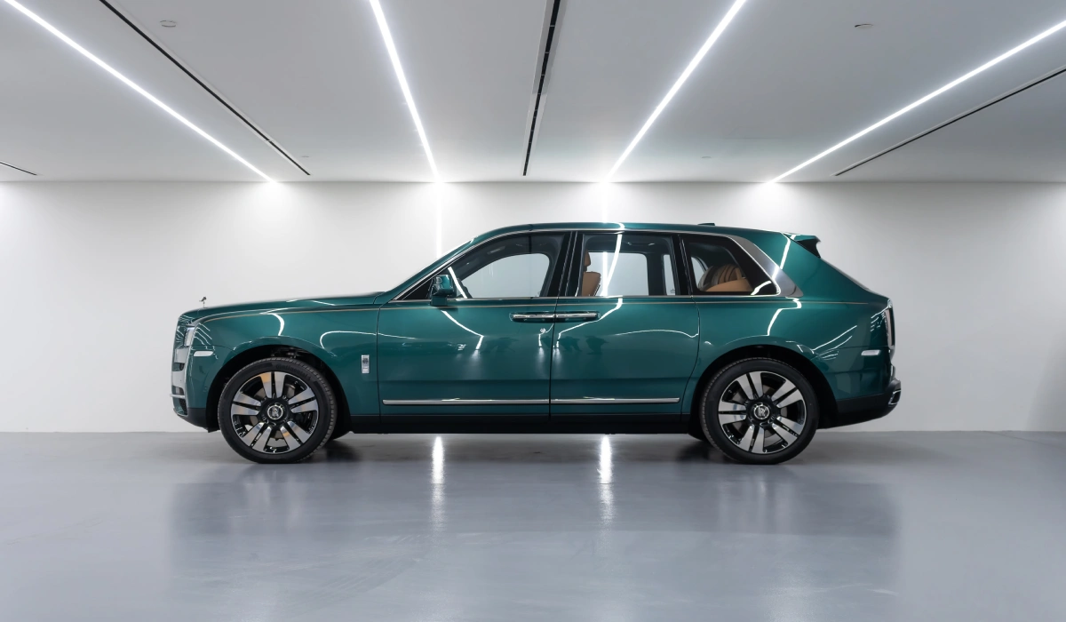 hire Rolls Royce Cullinan  in dubai