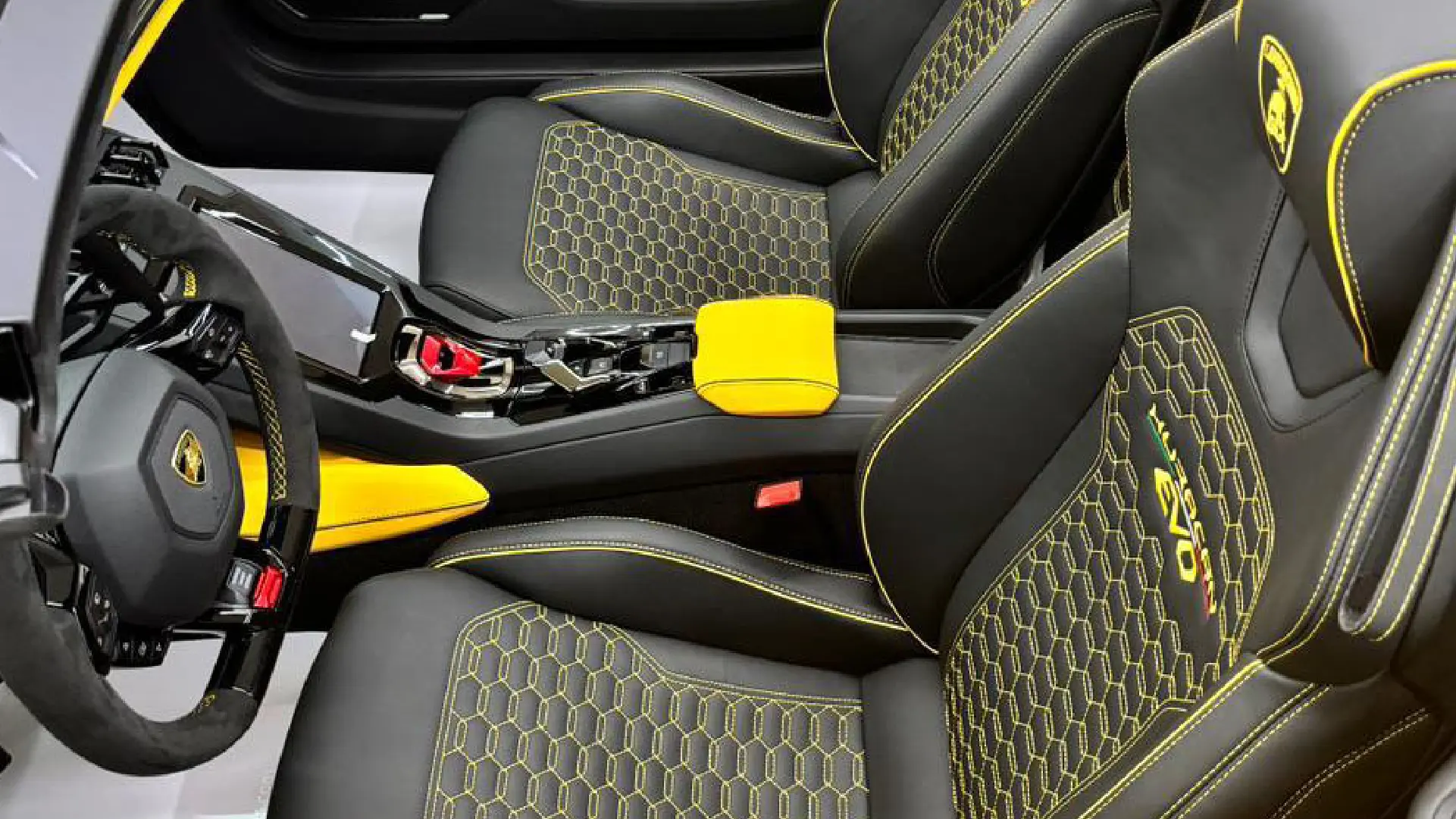 арендовать Lamborghini Huracan Evo Spyder  в Дубае