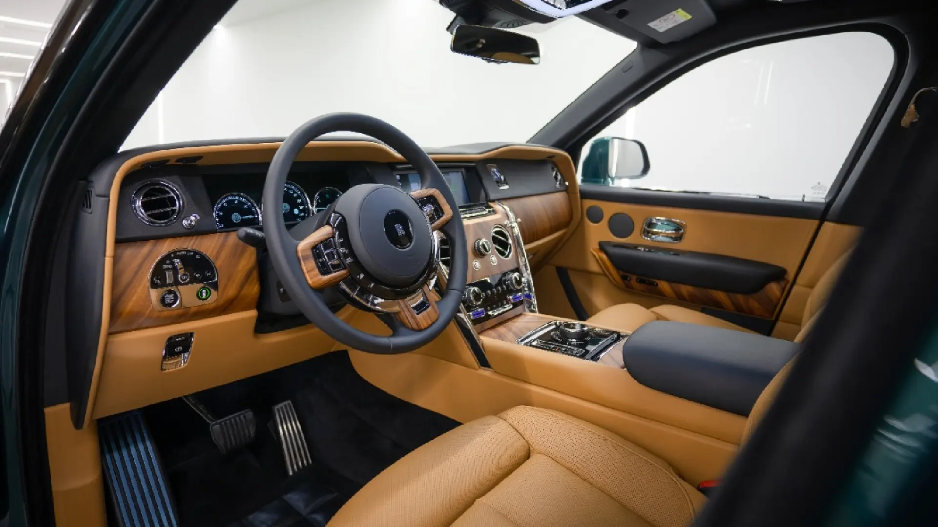 hire Rolls-Royce Cullinan  in dubai