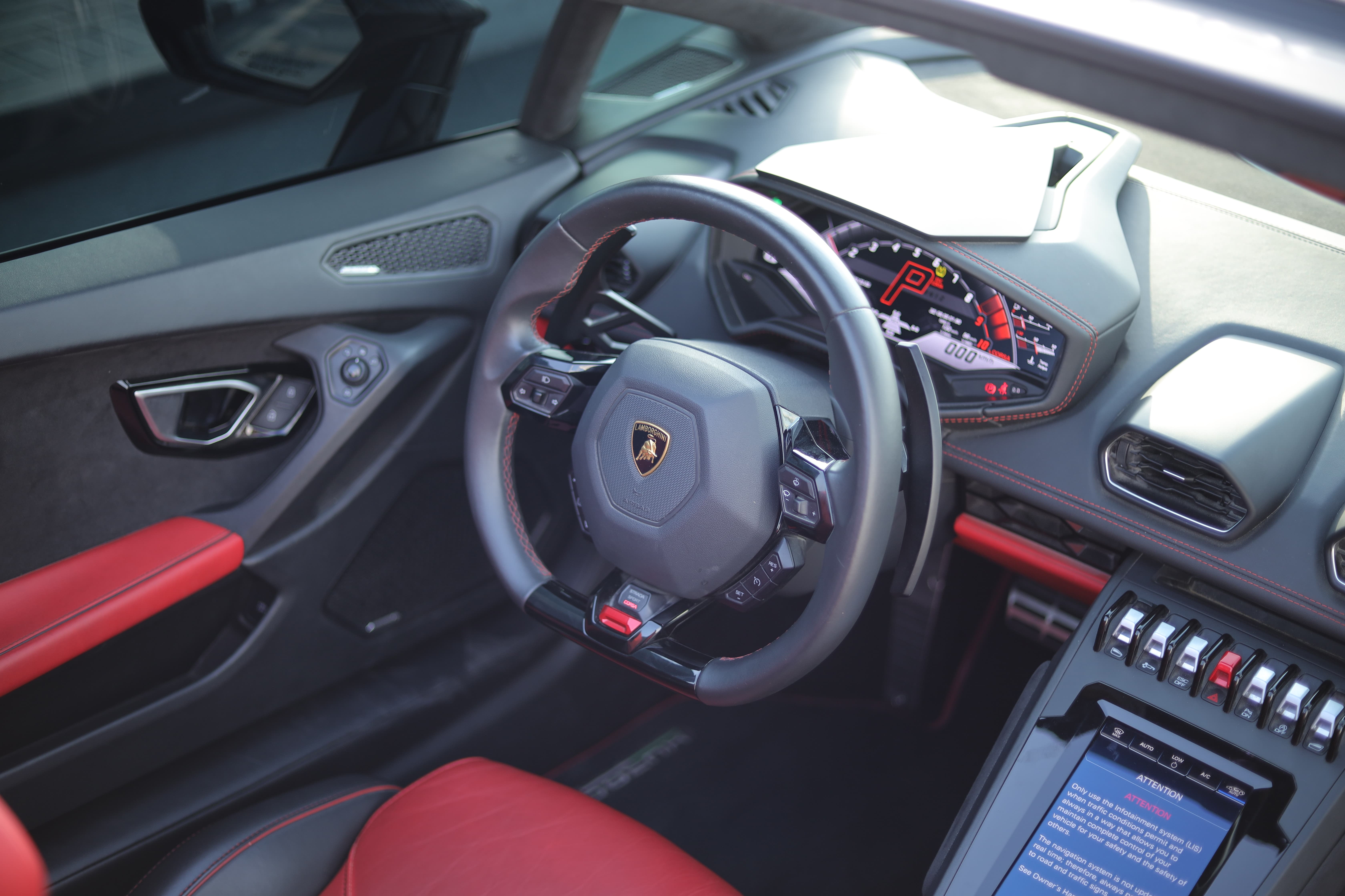 арендовать Lamborghini Huracan EVO Spyder  в Дубае