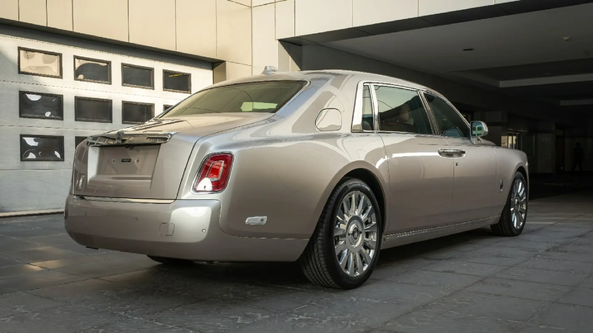 rent Rolls-Royce Phantom  in dubai