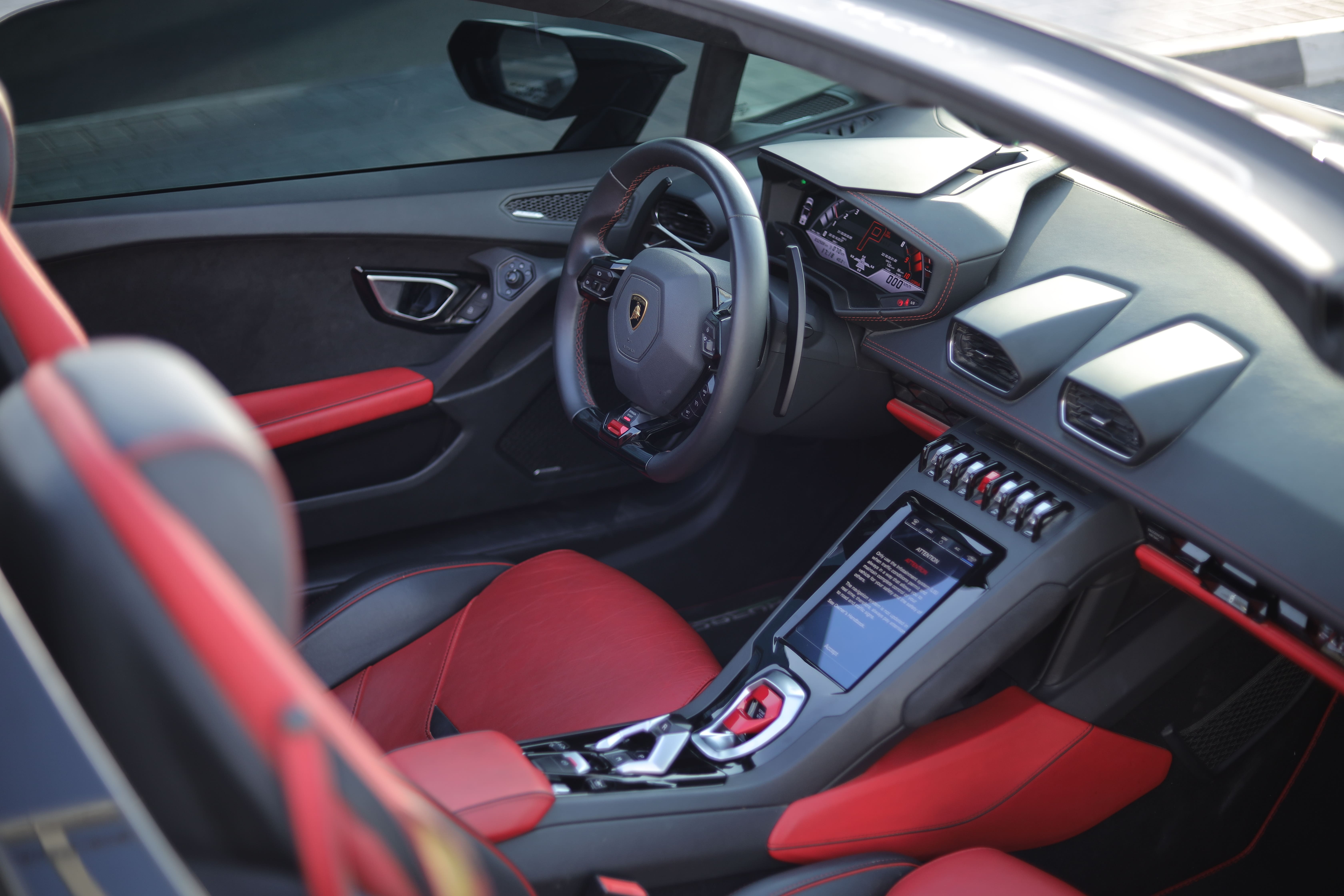 арендовать Lamborghini Huracan EVO Spyder  длительный срок в Дубае